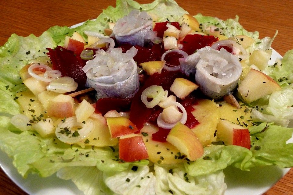 Bunter Salat mit Rollmops