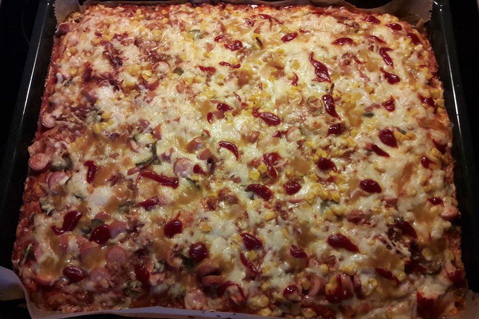 Selbst gemachte Hotdog-Pizza