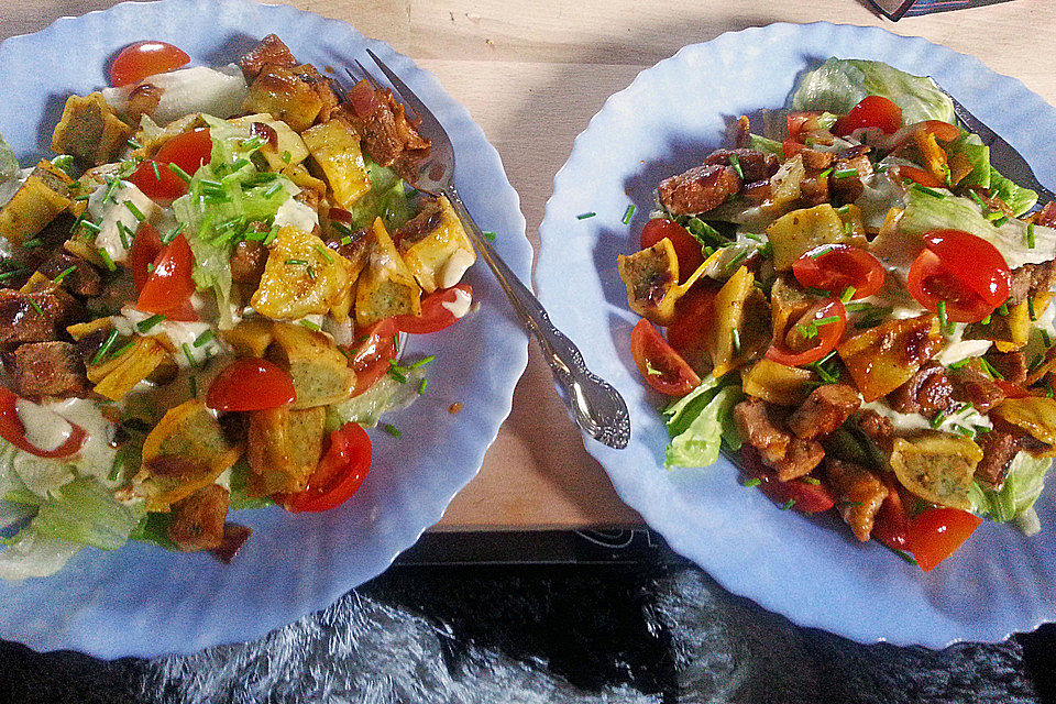 Maultaschenpfanne auf Salatbett