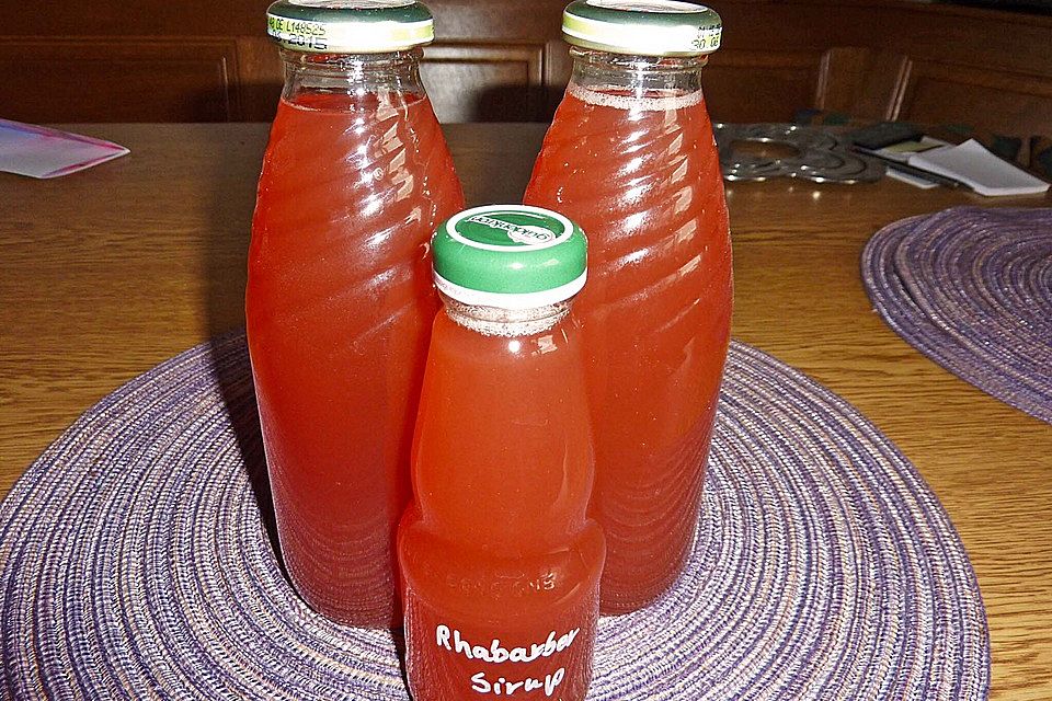 Rhabarbersirup mit Zitronenmelisse