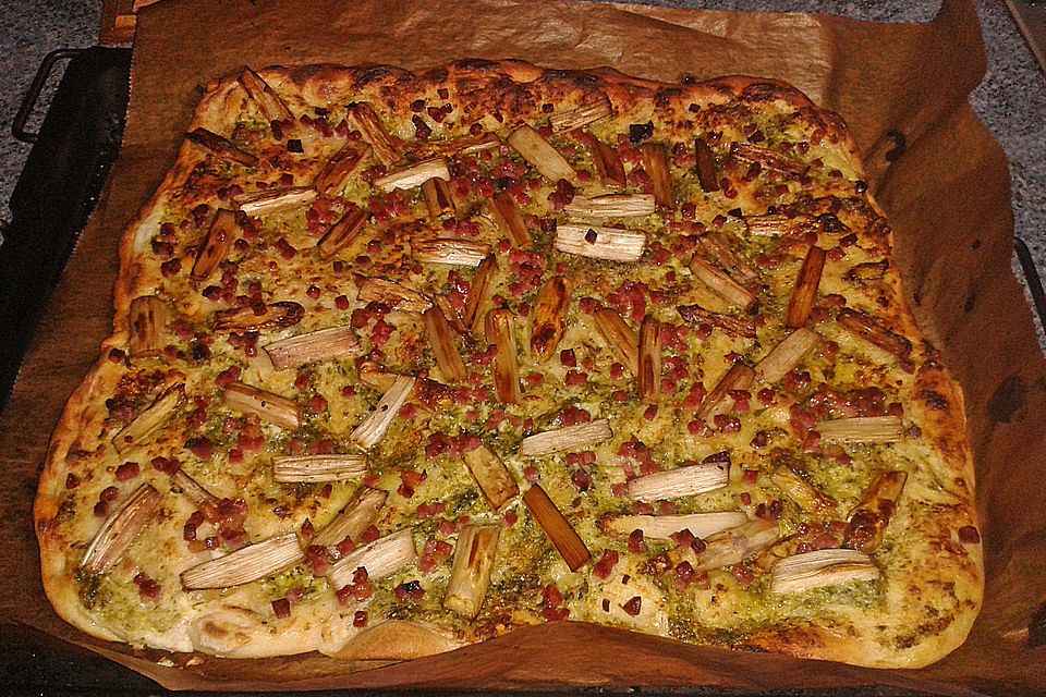 Spargel-Flammkuchen mit Bärlauchpesto