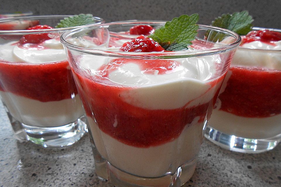 Kokoslikörcreme mit Erdbeeren