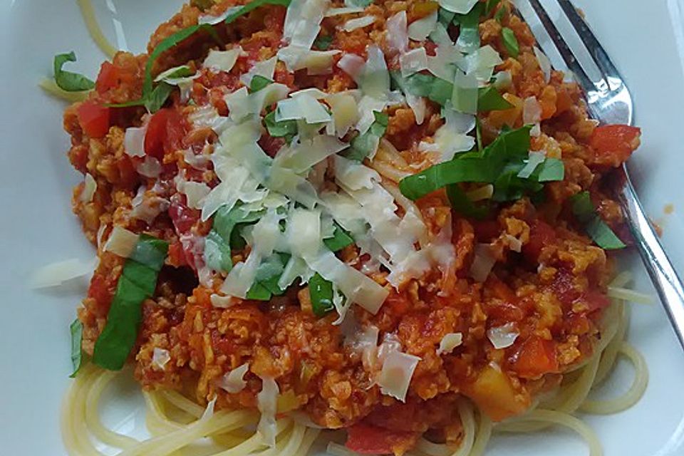 Kohlrabispaghetti mit Sojabolognese