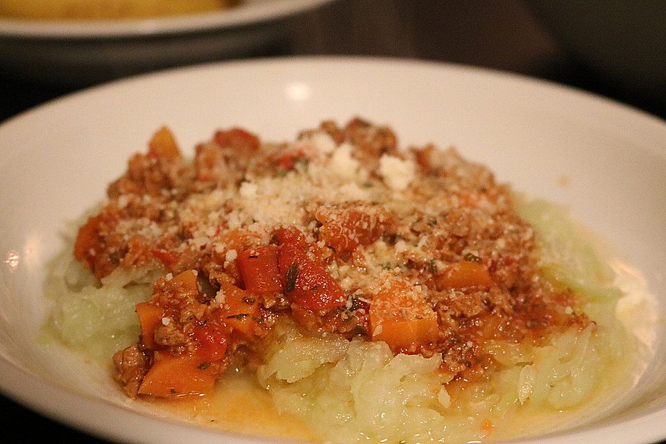 Kohlrabispaghetti mit Sojabolognese