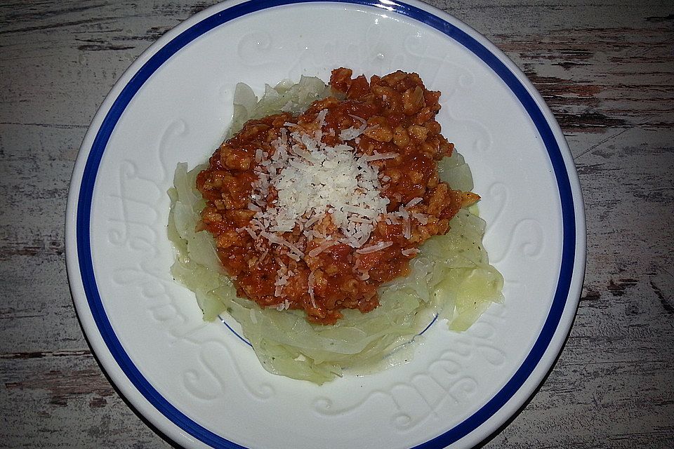 Kohlrabispaghetti mit Sojabolognese