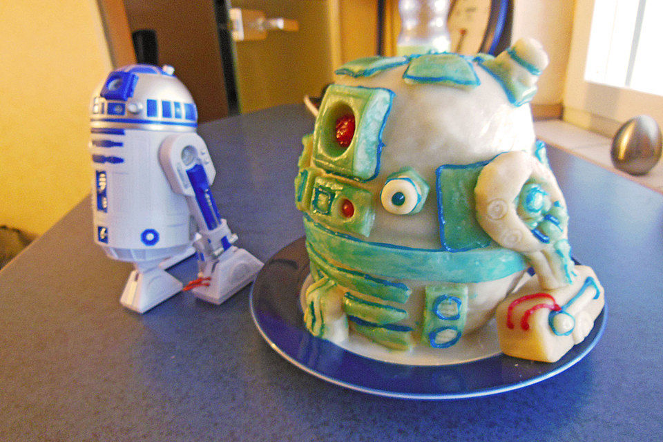 R2D2 Piniata Kuchen