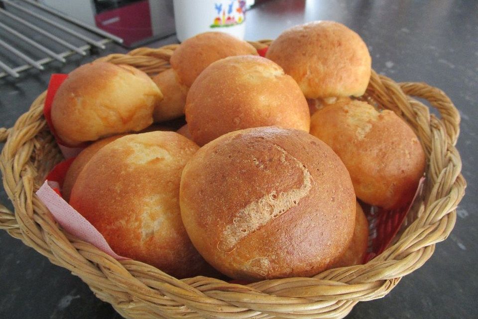 Glutenfreie Laugenbrötchen