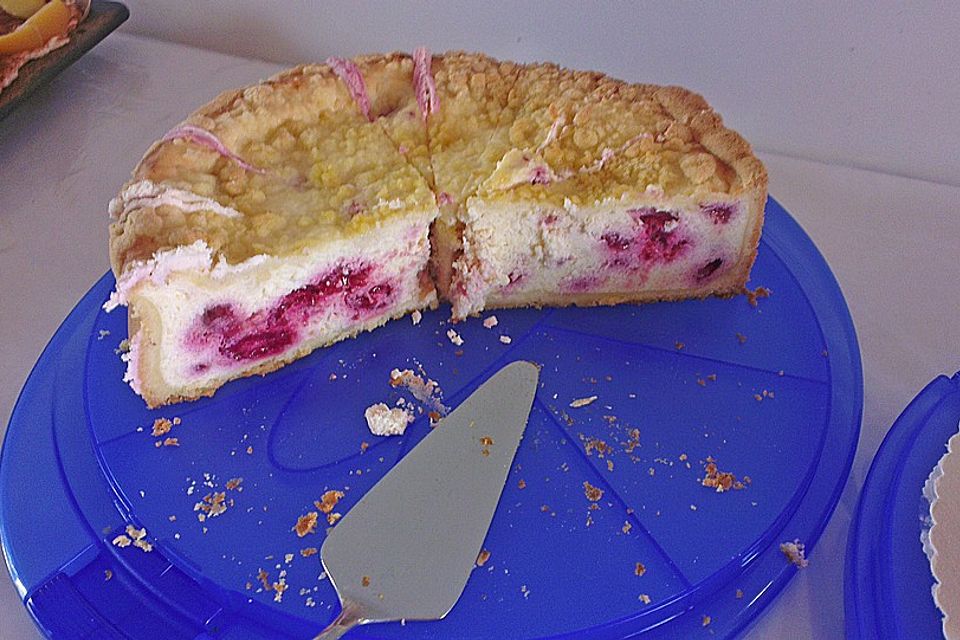 Käse-Streuselkuchen mit Himbeeren