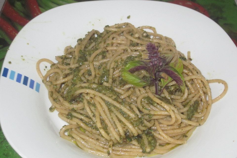 Spaghetti mit Basilikumpesto