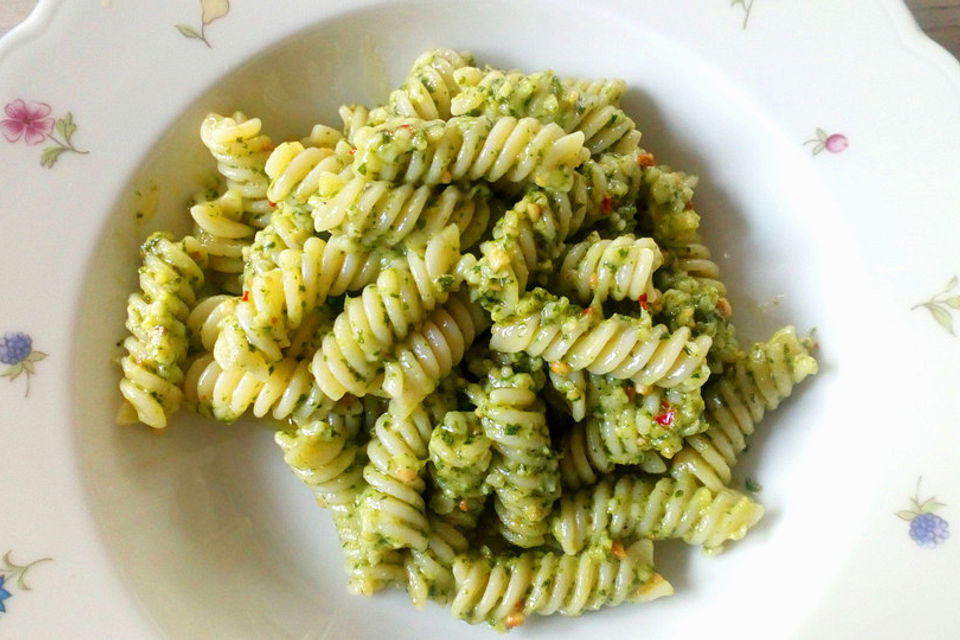 Spaghetti mit Basilikumpesto