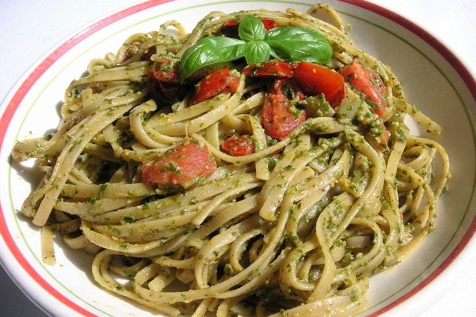 Spaghetti mit Basilikumpesto