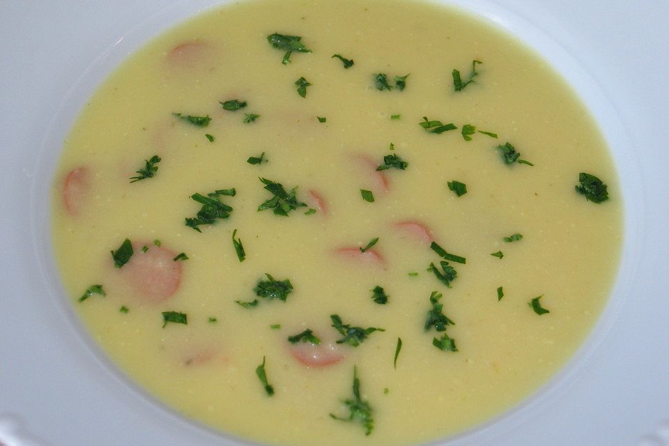 Kohlrabicremesuppe mit Würstchen