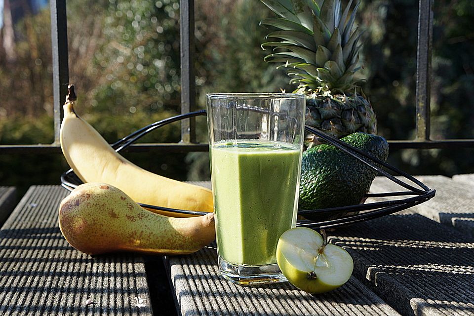 Grüner Smoothie mit Erdnussbutter