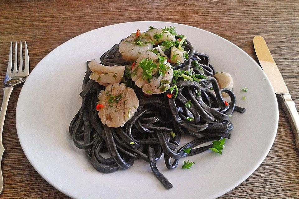 Schwarze Chilipasta mit Jakobsmuscheln