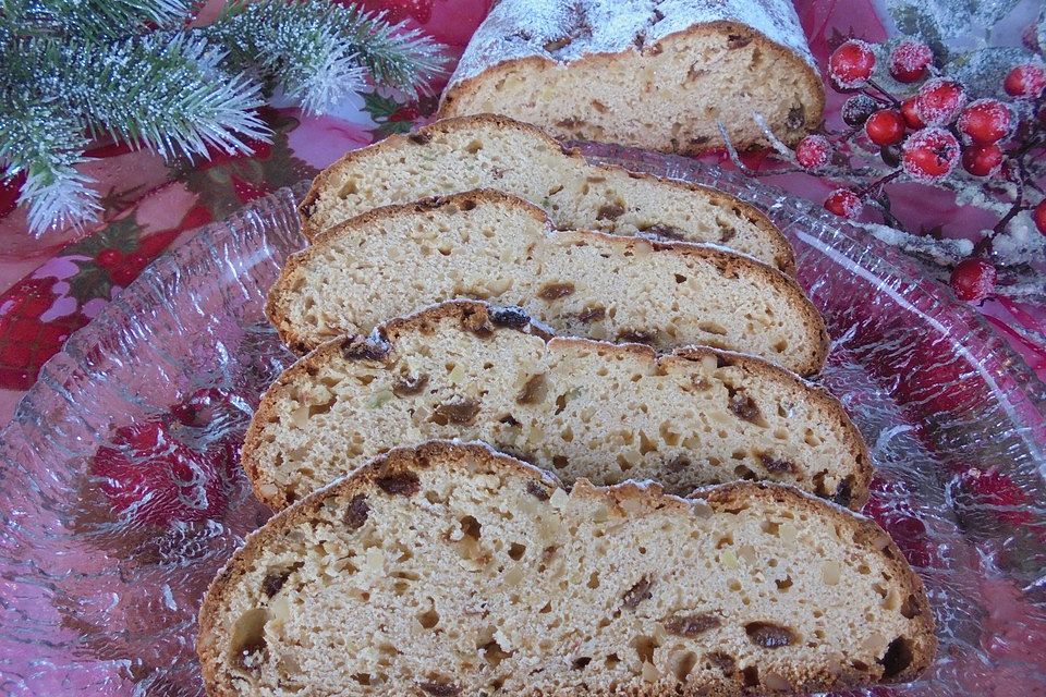 Saftiger Quarkstollen