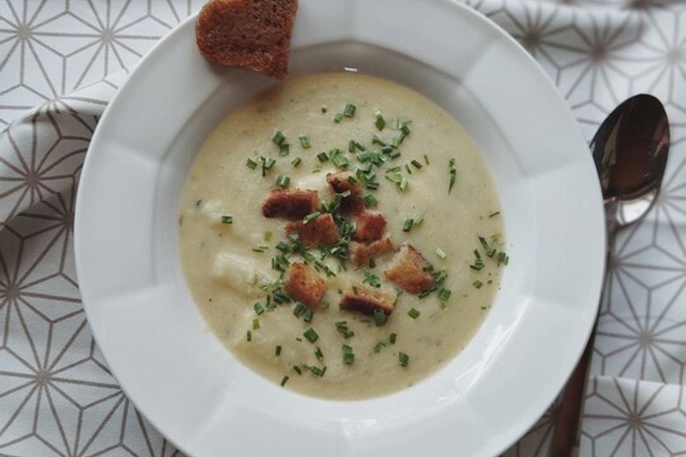 Spargelcremesuppe mit selbstgemachten Croûtons