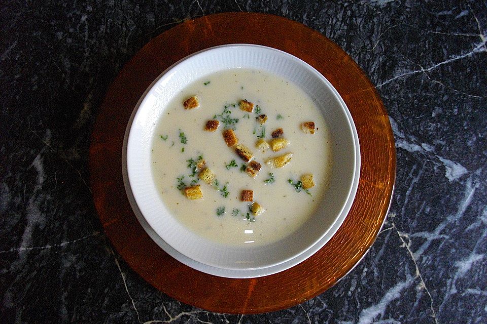 Spargelcremesuppe mit selbstgemachten Croûtons