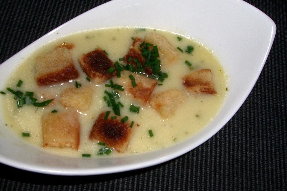 Spargelcremesuppe mit selbstgemachten Croûtons