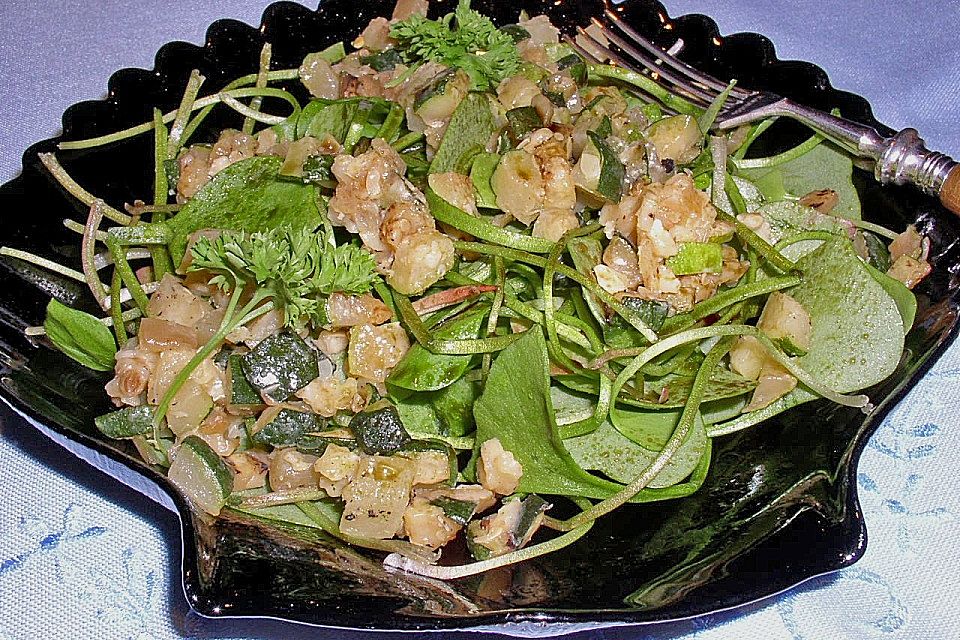 Posteleinsalat mit Zucchini - Parmesancroutons