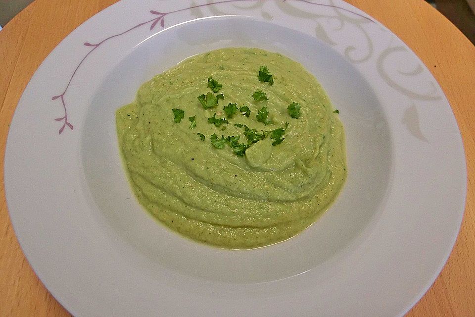 Brokkolicremesuppe mit frischen Kräutern