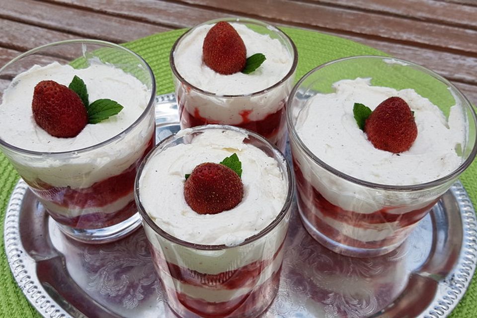 Erdbeer-Tiramisu mit Holunderbütensirup