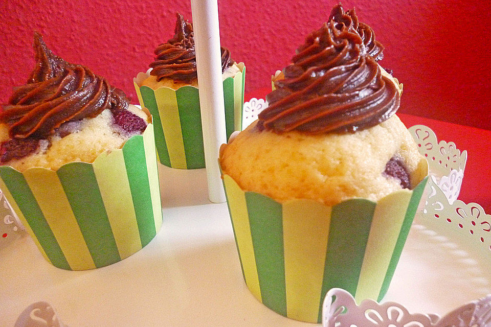 Himbeer-Cupcakes mit Kakaobuttercreme