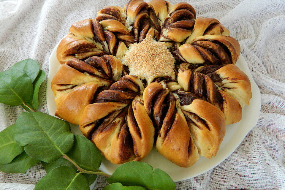 Blumen-Brioche mit Nutella