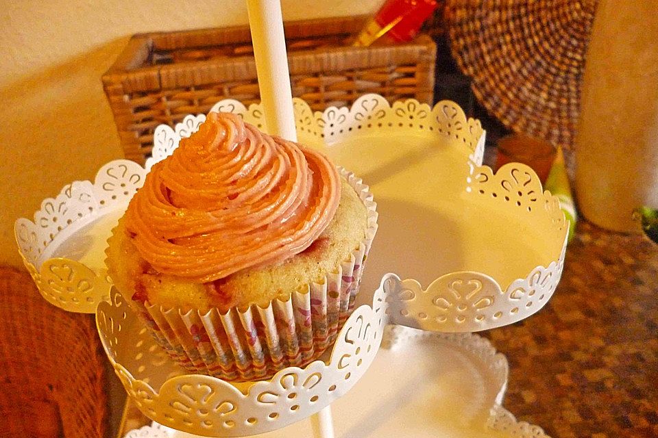 Erdbeercupcakes mit cremigem Marmeladenfrosting