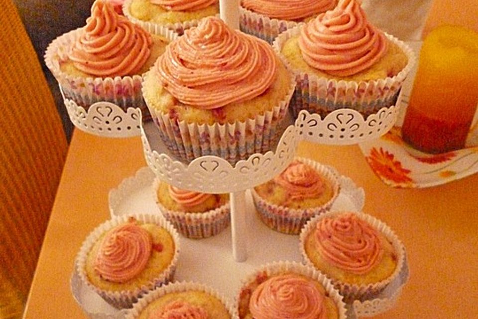 Erdbeercupcakes mit cremigem Marmeladenfrosting