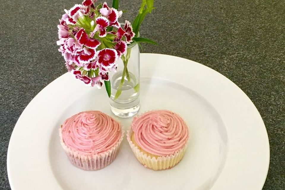 Erdbeercupcakes mit cremigem Marmeladenfrosting