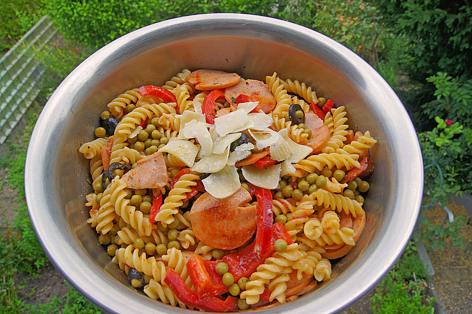 Nudelsalat mit angebratenen Fleischwurststücken