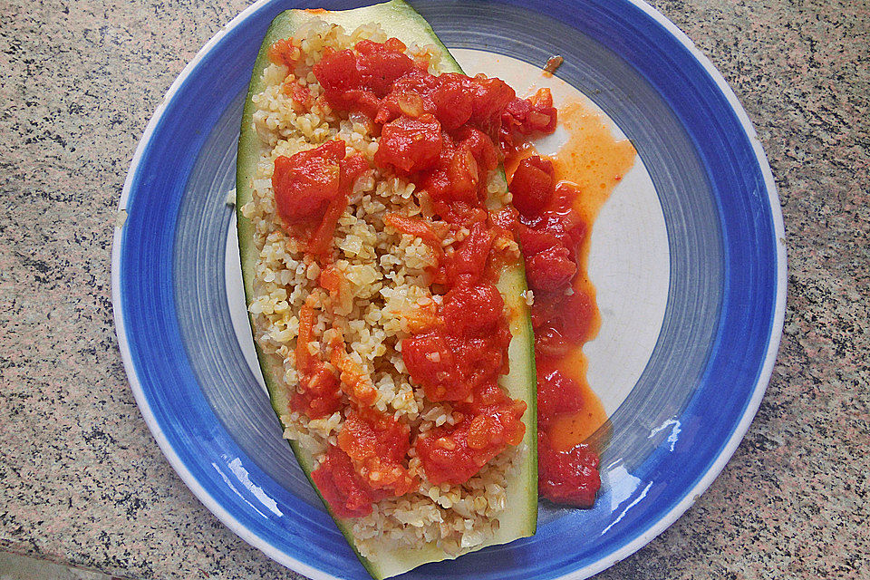 Gefüllte Zucchini im Tomatenbett