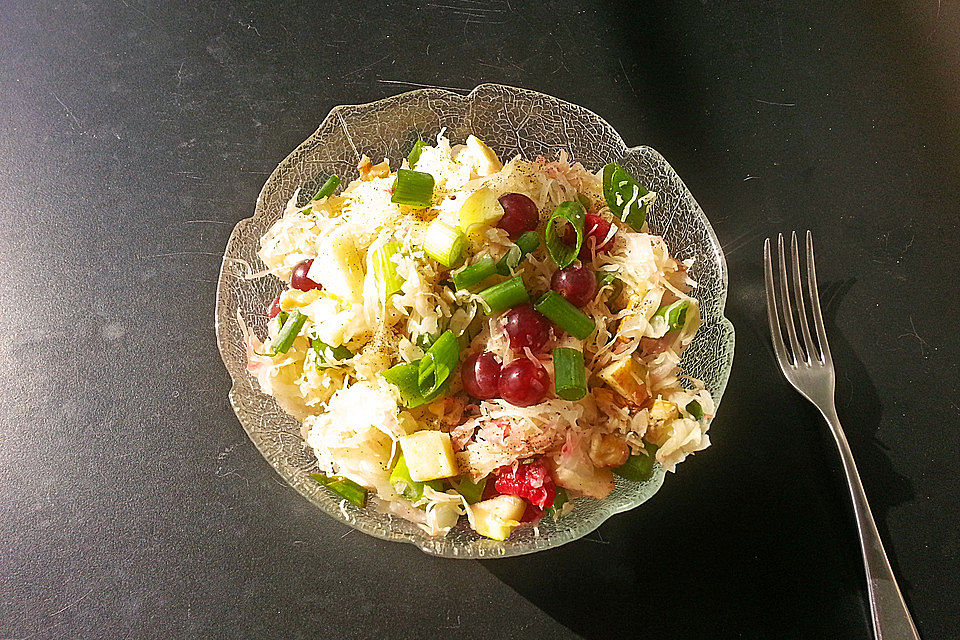 Fruchtig-nussiger Sauerkrautsalat