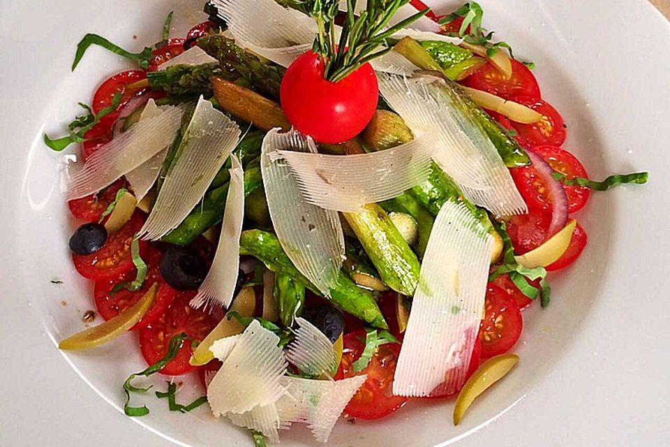 Tomatencarpaccio mit grünem Spargel