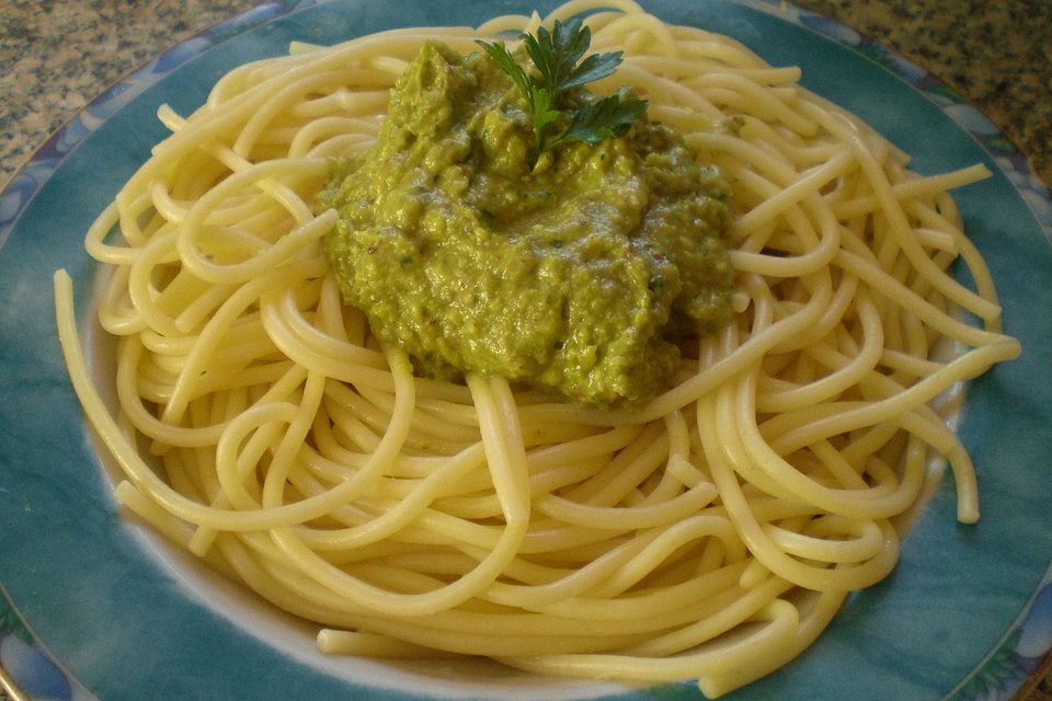 Spaghetti mit Avocado-Pesto