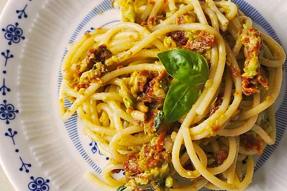 Spaghetti mit Avocado-Pesto