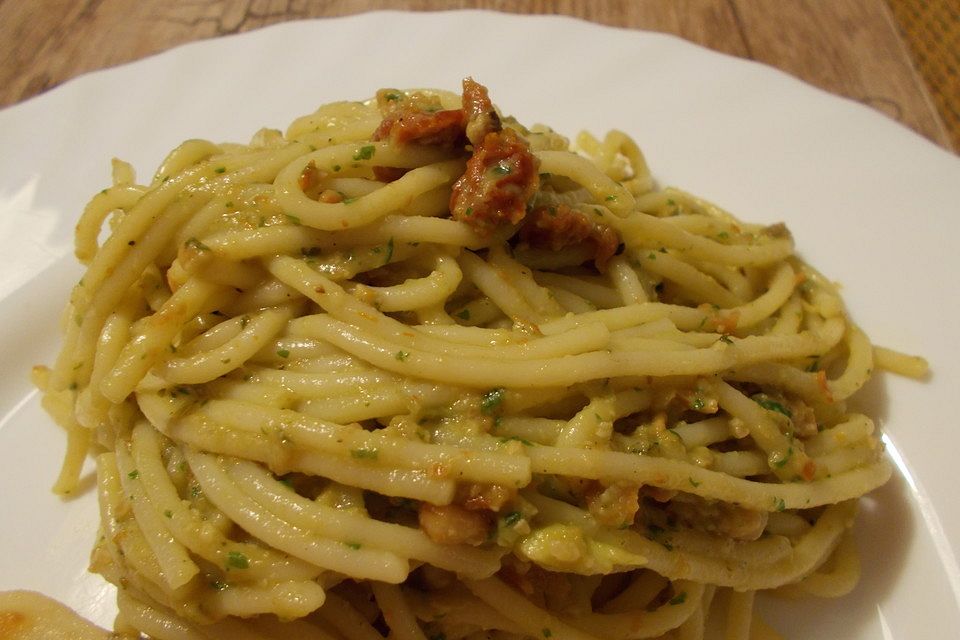 Spaghetti mit Avocado-Pesto