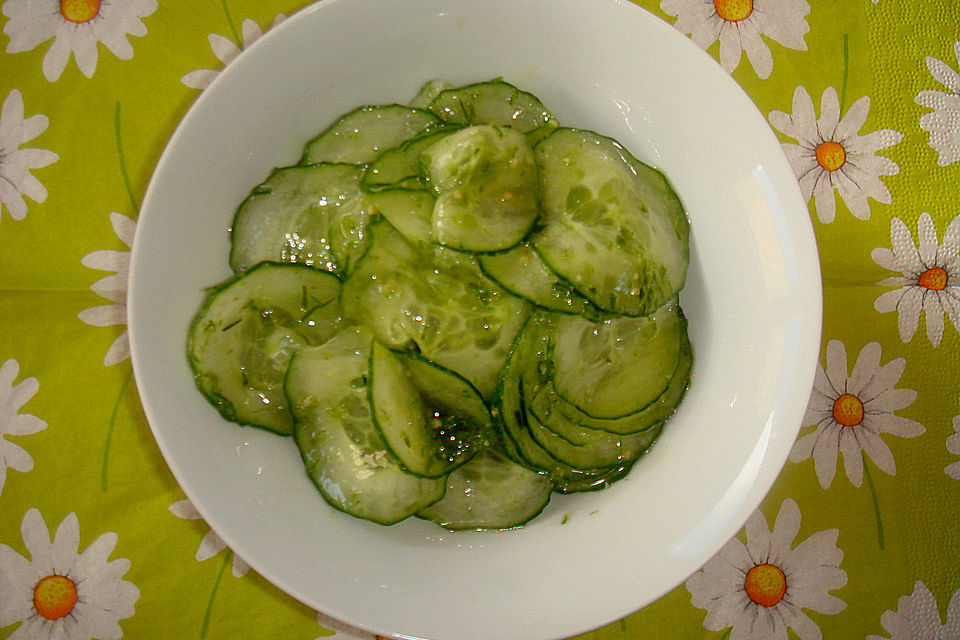 Gurkensalat mit Basilikumpesto