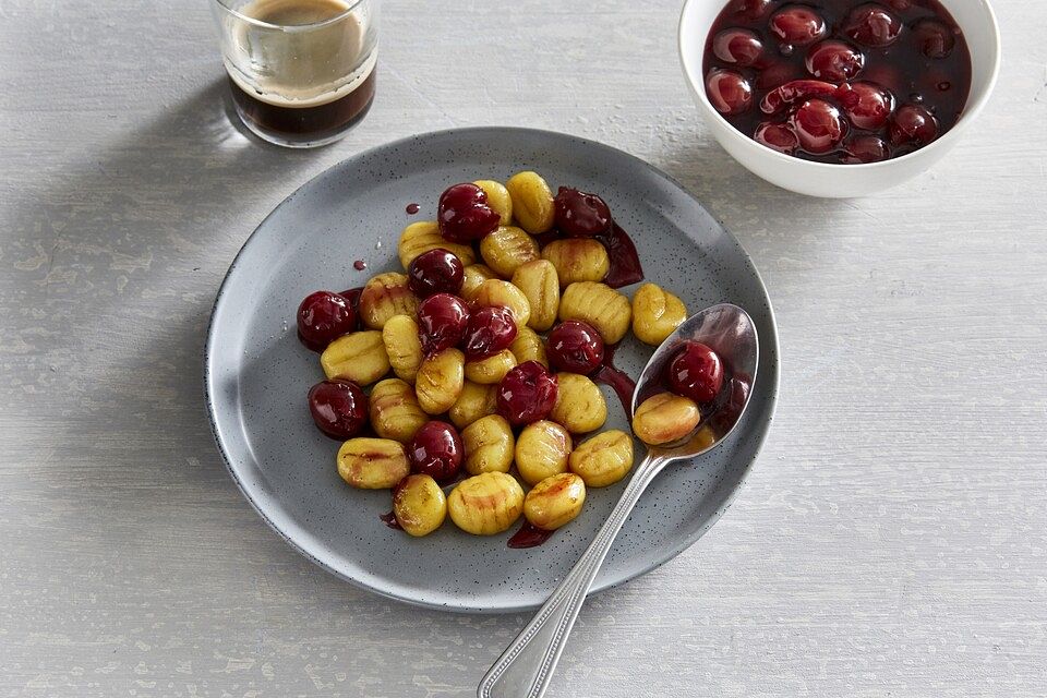 Süße Gnocchi mit Zimtkirschen