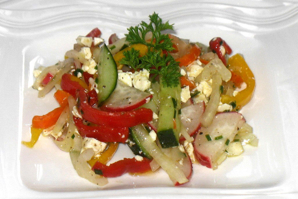 Paprika-Schafskäse-Salat