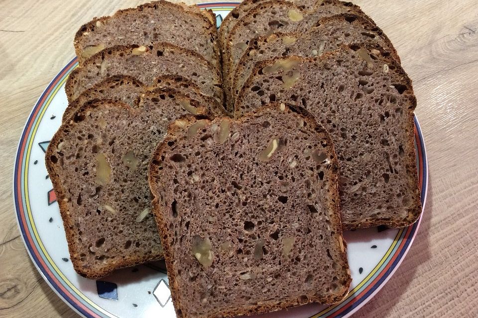 Dinkelvollkornbrot mit Walnüssen