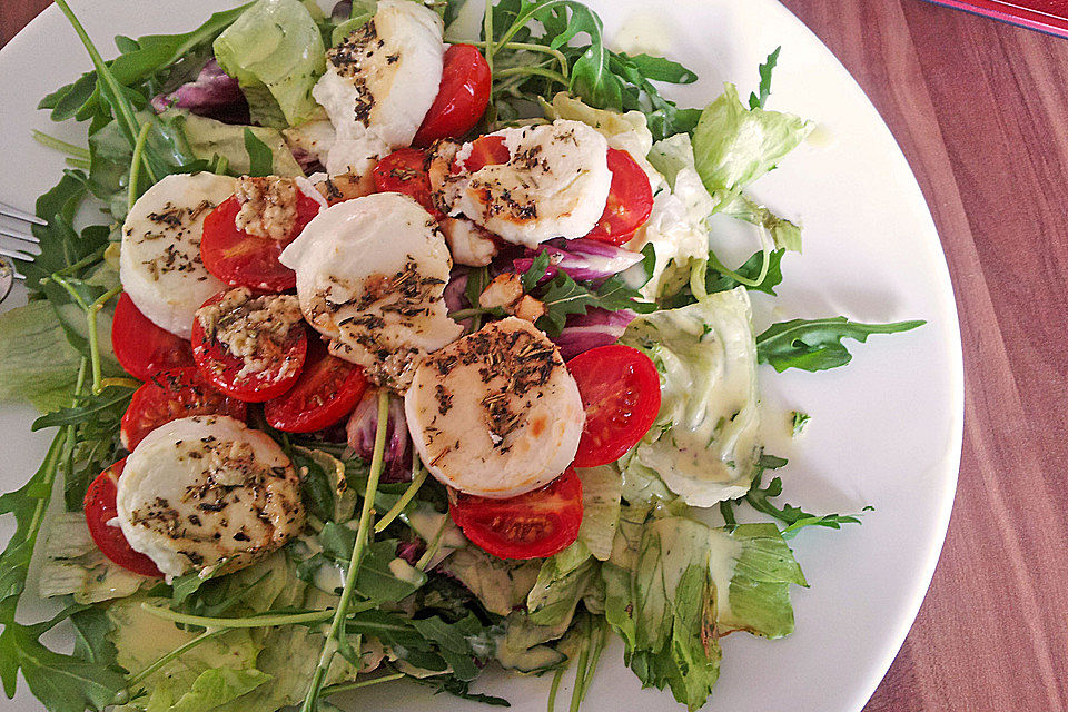 Eisbergsalat mit gebackenem Ziegenfrischkäse