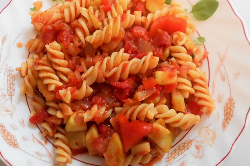 Gemüse-Nudeln in Tomatensauce