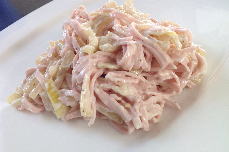 Zwiebelsalat mit Fleischwurst