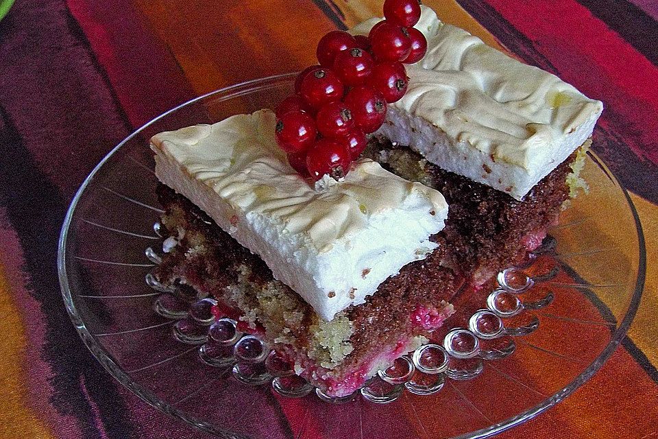 Marmorkuchen mit  Ribisel und Schneehaube