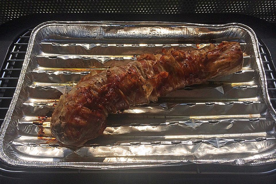 Gegrillter Schweinslungenbraten im Speckmantel