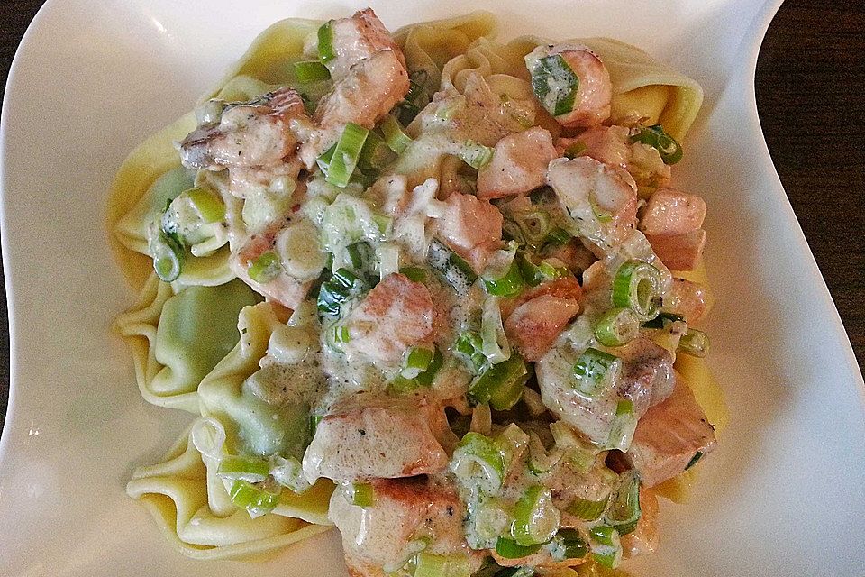 Tortelloni mit Lachs-Schmandsoße