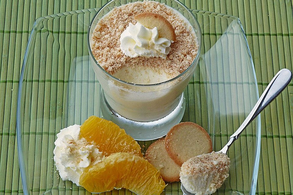 Orangenmousse mit Kekshaube