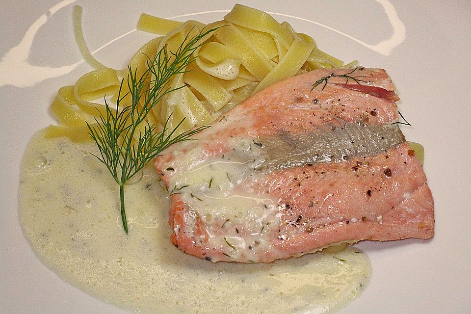 Lachsfilet mit Dill-Weißweinsauce