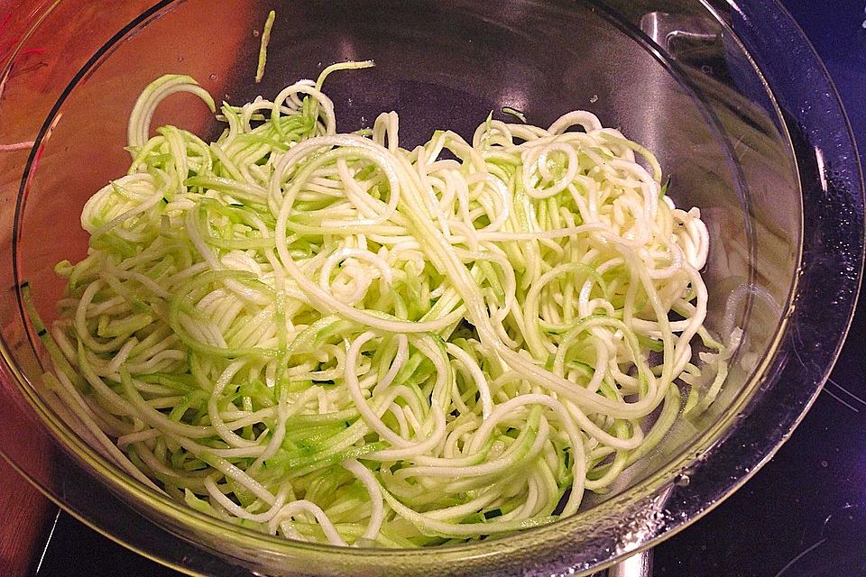 Zucchinispaghetti mit Thunfischsoße